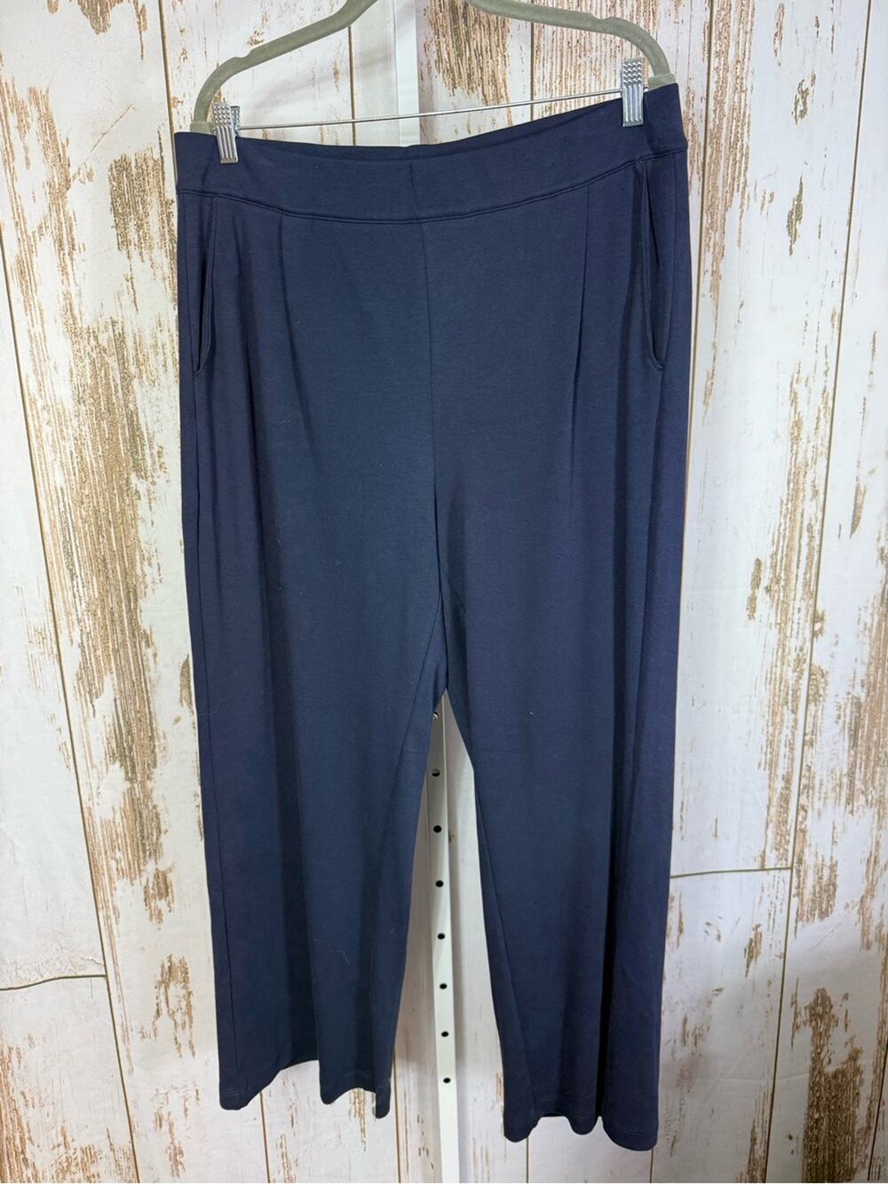 Lands' End Navy Pull-On Wide Leg Pants. Size Large. In excellent condition!